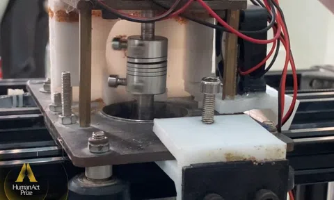 Dùng chai lọ nhựa bỏ đi, nhóm sáng chế Việt “điêu khắc” thành bàn ghế: Sáng tạo lạ giúp bảo vệ môi trường