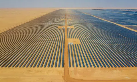 Trung Quốc lại khiến thế giới nể phục: 5.000 người xây nhà máy điện mặt trời lớn nhất toàn cầu gồm 4 triệu tấm pin giữa sa mạc, bán điện giá chỉ hơn 300 đồng/kWh