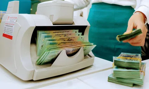 Cụ bà muốn rút ngay 300 triệu đồng tiền tiết kiệm, nhưng sau một cuộc điện thoại, ngân hàng lập tức phong tỏa tài khoản và báo công an