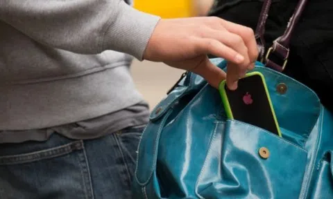 Tính năng mới trên iPhone khiến kẻ trộm phải "thở dài bất lực": Có lấy được máy cũng chỉ còn nước đem trả lại!