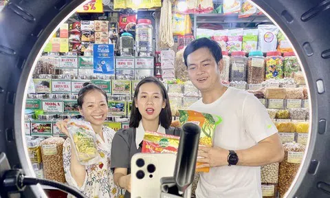 Tiểu thương chợ Bến Thành phải dừng bán vì khách “chốt đơn” trên livestream quá nhiều