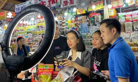 Tiểu thương livestream bán hàng: Hút trăm triệu view, “chốt” đơn hàng bạc tỷ