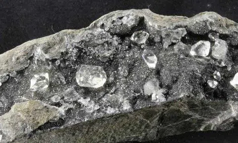 Phát hiện khối đá nặng 220kg phát sáng bất thường, công trình đang xây dựng phải tháo dỡ gấp vì nằm trên kho báu 300 năm tuổi: Hàng loạt công nghệ hiện đại nhất vào cuộc