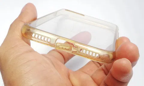 Ốp lưng trong suốt bị ngả vàng, phải làm sao?