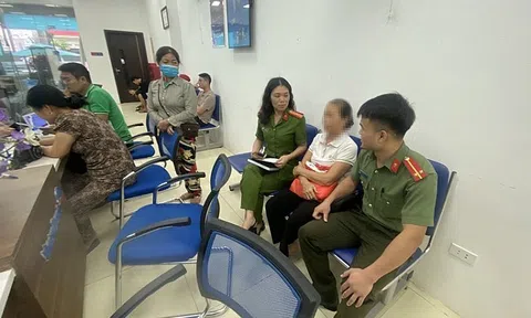Người phụ nữ nhận thông báo có một tài khoản 3,2 tỷ, công an bất ngờ chặn lại khi bà vừa rút 200 triệu đồng