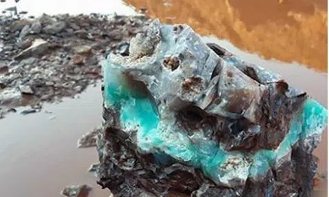 Phát hiện tia sáng xanh lóe lên từ vết nứt trên ‘đá lạ’, khu đất toàn sỏi đá trở thành nơi đào kho báu 200 năm tuổi, công nghệ mới được đưa vào