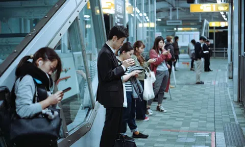 Năm mới, đừng cắm mặt vào điện thoại khi đi đường nữa