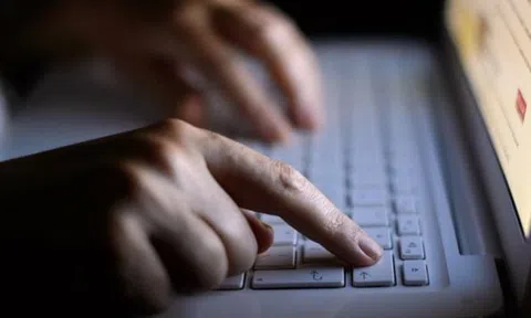 Kế toán và thủ quỹ bị công ty khởi kiện, yêu cầu bồi thường gần 1 tỷ đồng vì chuyển khoản cho kẻ lừa đảo: Phán quyết của tòa gây bất ngờ