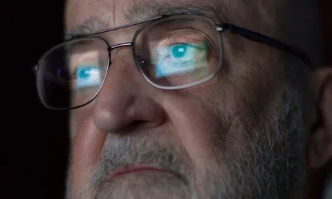 Con trai gọi điện cầu cứu bố vì đang bị giam giữ, người đàn ông lập tức chuyển tiền cứu con rồi mới nhận ra điều lạ: Cảnh sát vẫn băn khoăn một chi tiết chưa được giải đáp