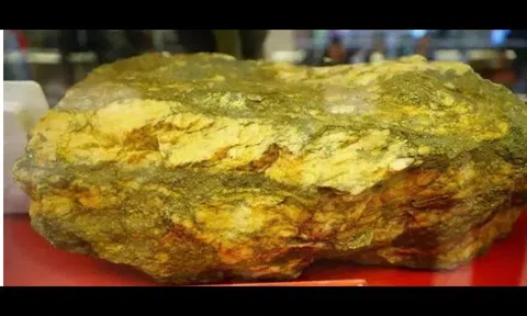 Phong tỏa gấp công trường phát hiện vật lạ màu vàng sáng bóng dài 1,2m, đào sâu 2.500m kho báu mới xuất hiện, công nghệ cao được đưa vào