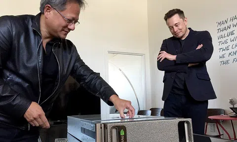 Elon Musk thật ôn kỷ niệm OpenAI với chủ tịch NVIDIA, Elon Musk nhái "cà khịa” Sam Altman: ngày xưa là MởAI, giờ có lẽ là ĐóngAI