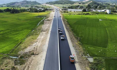 Lần đầu tiên Việt Nam có cao tốc được bảo hành tới 10 năm: Thiết bị tiên tiến nào thi công mặt đường?