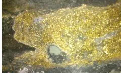 Đào sâu 1.400m, công trường thi công 250 lỗ khoan bị phong tỏa gấp vì đá vàng ánh kim đậm xuất hiện, kho báu lộ diện nhờ công nghệ cao