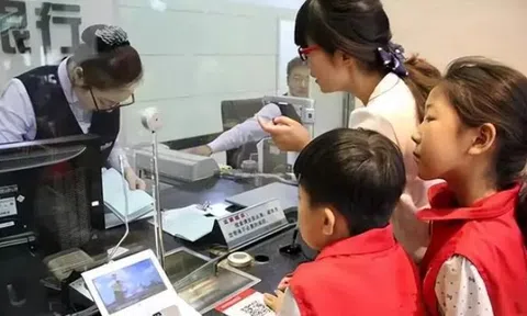 Vừa gửi tiết kiệm 17 tỷ đồng, 30 phút sau nhận thông báo trừ 16,9 tỷ, người phụ nữ báo ngân hàng thì được mời đến trụ sở rồi bị cảnh sát đưa đi