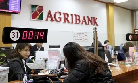 Đang chờ rút 180 triệu đồng bỗng đọc được "phiếu khảo sát", cụ bà lập tức nhờ ngân hàng báo công an