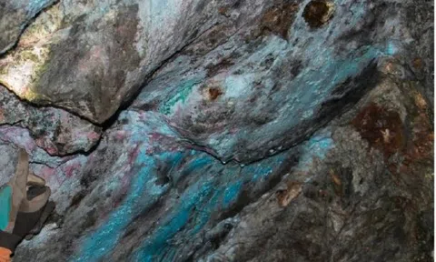 Huy động gấp 15.000 người cùng 700 cỗ máy công nghệ đến nơi phát hiện đá lạ màu đỏ-trắng-xanh, 3 kho báu khủng lần đầu cùng lộ diện