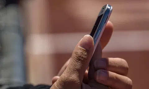 Nhận tin có 6 tỷ đồng bất thường trong tài khoản, người phụ nữ vội vàng ra rút 360 triệu đồng: Ngân hàng lập tức nhận ra điều lạ, dừng ngay giao dịch