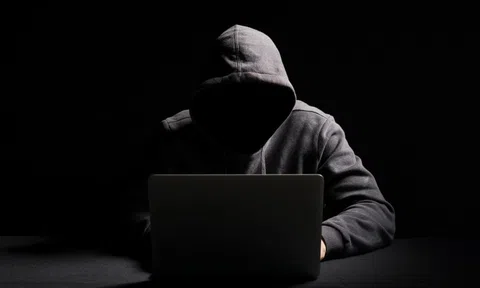 Một người phụ nữ liên tục đi 4 ngân hàng khác nhau chuyển đi gần 1,6 tỷ đồng, đến lần thứ năm thì giao dịch viên thấy bất thường, lập tức báo công an