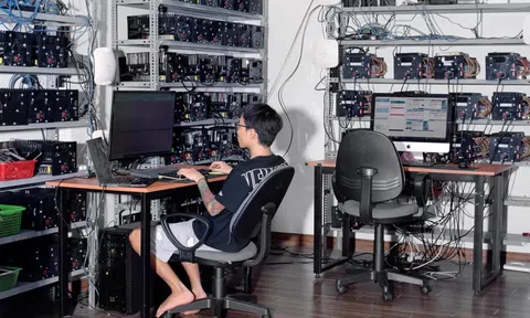 Nhiếp ảnh gia nước ngoài đột nhập 'trại cày view' tại Việt Nam, hé lộ cách hàng nghìn chiếc điện thoại không màn hình 'thao túng' thuật toán Facebook, TikTok