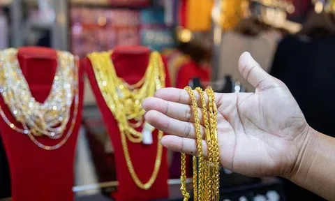 Cô gái chi 80 triệu đồng mua vàng, hàng về lại thấy... hút được nam châm, chủ cửa hàng bị cảnh sát triệu tập rồi được thả ngay