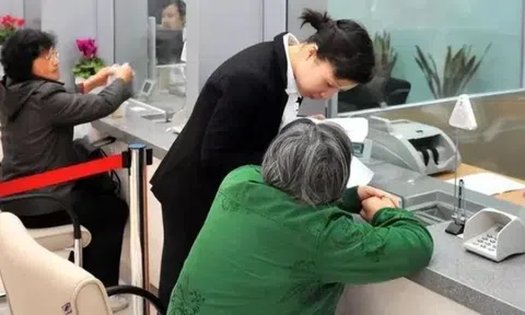 Từ chối phục vụ cụ bà U80 nhặt rác đến làm thủ tục chuyển đi 20 tỷ đồng, nữ nhân viên ngân hàng được khen thưởng