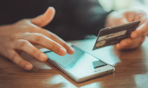 Người lạ nhờ giao dịch hơn 200 triệu ra vào tài khoản, nam thanh niên thấy bất ổn nhưng vẫn làm ngơ vì 24 triệu đồng tiền "cảm ơn" và cái kết