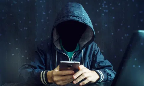 Vì sao kẻ lừa đảo yêu cầu nạn nhân lập tài khoản mới mà không trực tiếp rút tiền từ tài khoản cũ, dù đã chiếm được quyền kiểm soát điện thoại?