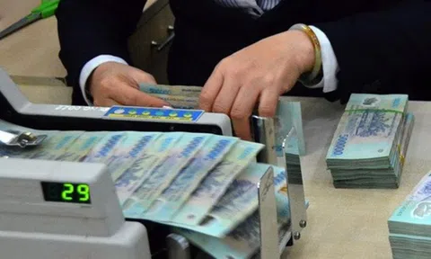 Người đàn ông đến ngân hàng mở tài khoản nhưng biểu hiện lạ, công an lập tức ra “hỏi thăm”