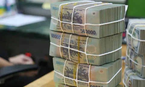 Đang làm thủ tục rút 550 triệu đồng, bà cụ nhìn thấy dòng chữ trước quầy giao dịch thì ngộ ra một điều, đột ngột đứng dậy đi về