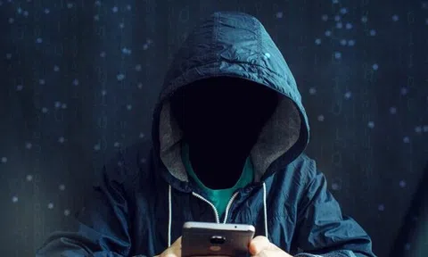 Thêm nạn nhân bị chiếm quyền điều khiển điện thoại, lấy tiền trong tài khoản ngân hàng