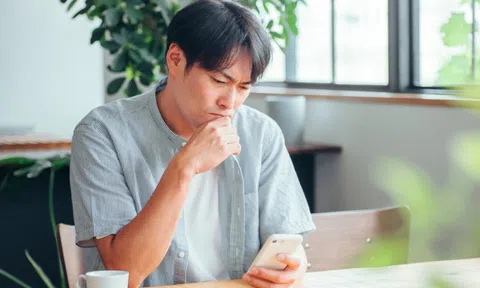 Sau khi vạch trần một kẻ lừa đảo trên mạng, người đàn ông liên tục nhận được tiền người lạ chuyển vào tài khoản, không vui mà lập tức báo cảnh sát