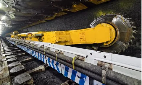 Quái vật công nghệ tiến thẳng vào lĩnh vực cả thế giới rời bỏ, vật thể lấp lánh màu đen sâu 450m được đào lên