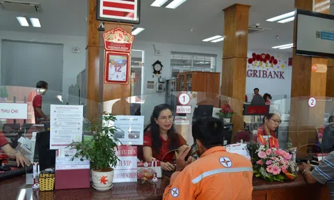 Khách hàng yêu cầu tất toán sổ tiết kiệm 1,8 tỷ đồng trước hạn dù sẽ mất hàng chục triệu tiền lãi, giao dịch viên xử lý "nhạy bén", được ngân hàng khen thưởng