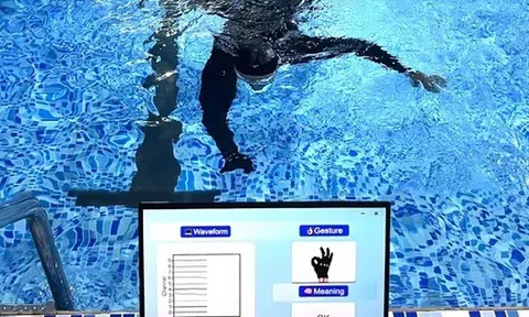 Dùng AI chế găng điện tử biến cử động tay thành tin nhắn