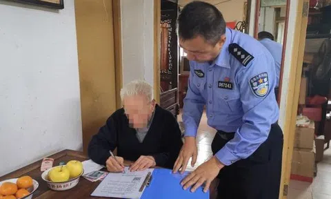 Rút 6 tỷ đồng tiền tiết kiệm mua 70 cây vàng, cụ ông hối hận và nói đáng lẽ nên để lại ngân hàng, cảnh sát phải vào giải quyết