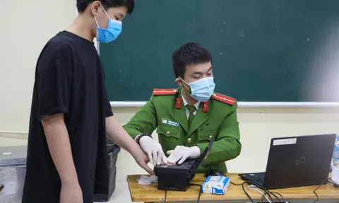 Từ ngày 1/7, người từ đủ 6 tuổi trở lên phải thu nhận vân tay, mống mắt khi làm Thẻ căn cước