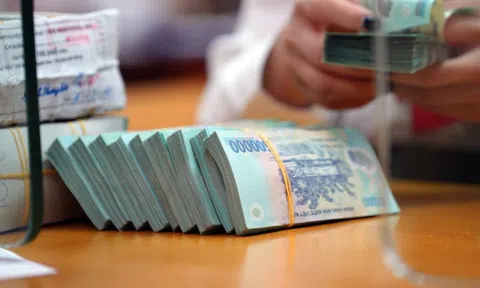 Bà bán rau vay cầm cố sổ tiết kiệm để chuyển hơn 3 tỷ đồng, cán bộ tín dụng trì hoãn giao dịch rồi báo công an, được ngân hàng khen thưởng đột xuất