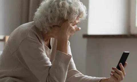 Cụ bà ở Hà Nội thực hiện 32 lần chuyển khoản 15 tỷ đồng cho bọn lừa đảo qua điện thoại