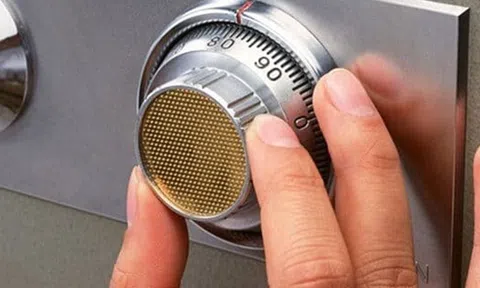 Con trai kiểm tra két sắt không thấy tiền và vàng đâu, nghĩ là mẹ đã mang đi liền báo công an