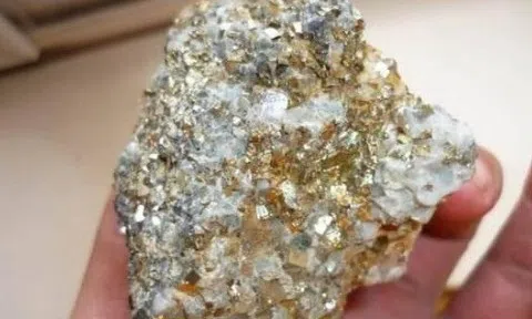 Công trường 1.600km2 báo tin vui lớn vì xúc được đá trắng lấp lánh ánh vàng, 3 mỏ kho báu đồng loạt lộ diện nhờ công nghệ cao