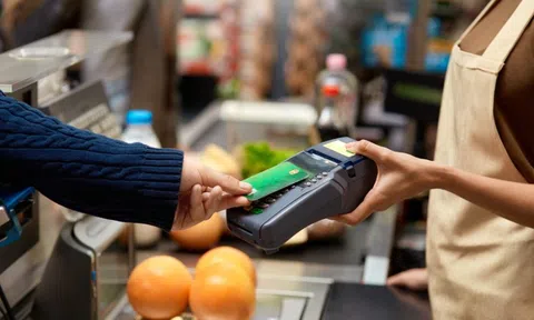 Quẹt thẻ ngân hàng thanh toán phải cấm nhân viên siêu thị làm điều này: Rất nhiều người đã bị lừa hết tiền