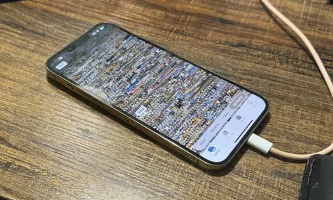 Ảnh khỏa thân bất ngờ hiện trên iPhone sau khi cập nhật iOS