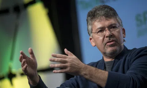 Người đang 'kéo' Siri chạy ngang với ChatGPT