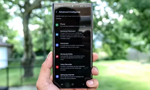 'Làng' điện thoại cập nhật AI trên cả đời cũ, mỗi Apple chỉ dùng trên iPhone 15