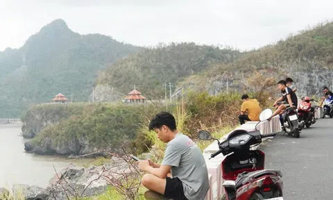 Chạy xe máy 10km để 'vớt' sóng điện thoại trên đảo Cát Bà