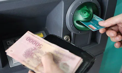 ATM "nuốt tiền" không nhả dù tài khoản đã bị trừ, làm ngay 2 cách sau để lấy lại tiền