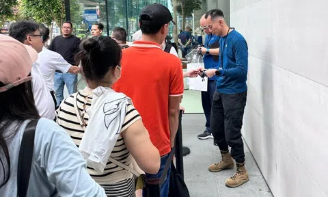 Sang tay vị trí xếp hàng mua iPhone 16, thu lời 5 triệu đồng