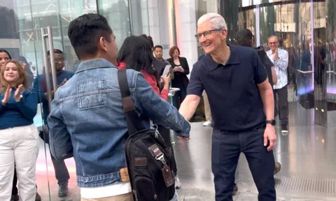 Tim Cook chụp hình cùng fan trong ngày bán iPhone 16