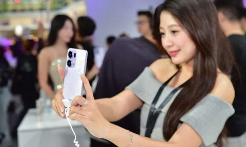 Oppo Reno13 Series xuất hiện ấn tượng tại phố đi bộ Nguyễn Huệ