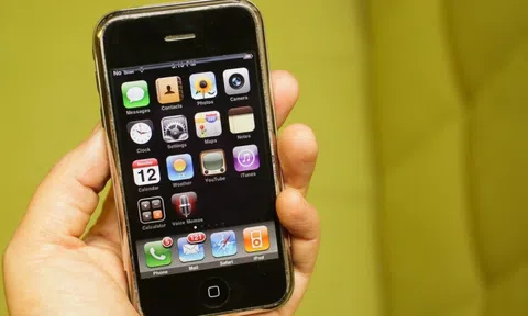 Bản tin đặc biệt về ngày lên kệ iPhone cách đây 18 năm